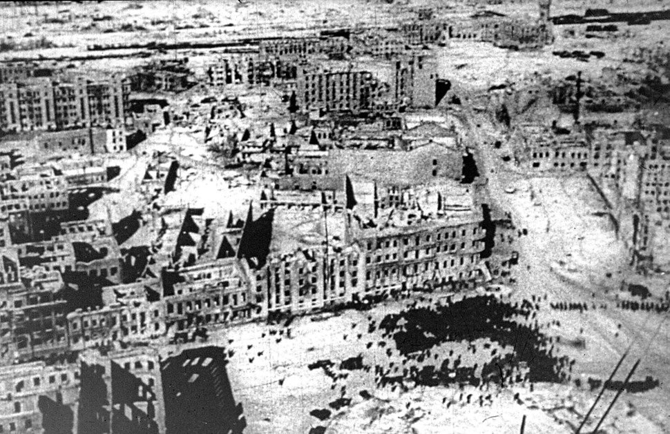 Панорма разрушенного Сталинграда с самолёта. На фото можно разглядеть Площадь Павших Борцов.