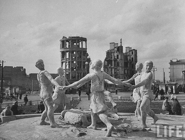 23 августа 1942 года снимок фонтана, чудом уцелевшего после массированной бомбардировки города немецкой авиацией, обошел страницы изданий во всем мире.