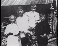 Распутин с детьми в Покровском. Слева дочь Варвара, справа сын Дмитрий. На руках дочь Мария....