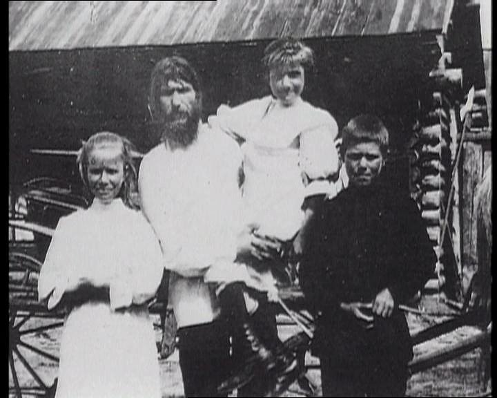 Распутин с детьми в Покровском. Слева дочь Варвара, справа сын Дмитрий. На руках дочь Мария. Нечистая сила
